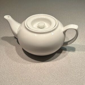 Ceramic Tea Pot with Steeping Basket for Loose Tea